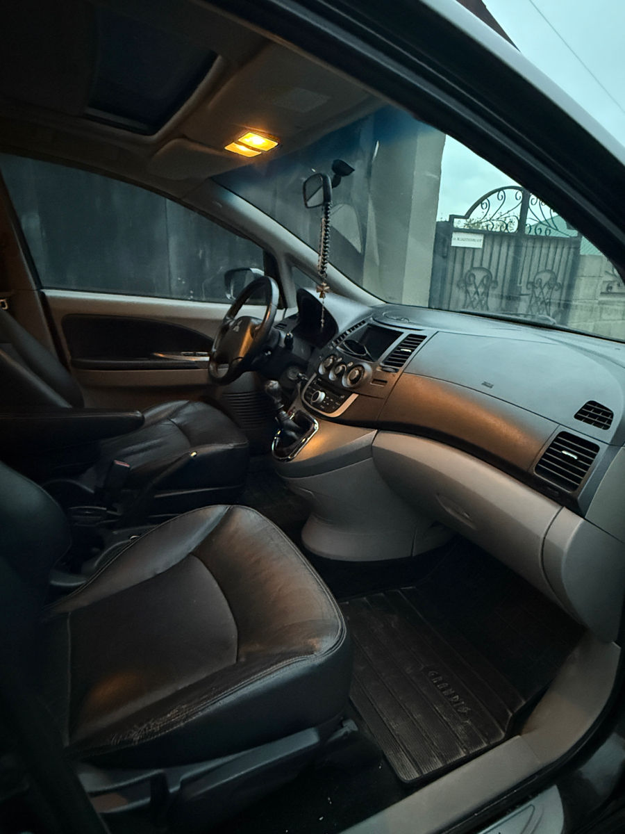 Mitsubishi Grandis foto 2