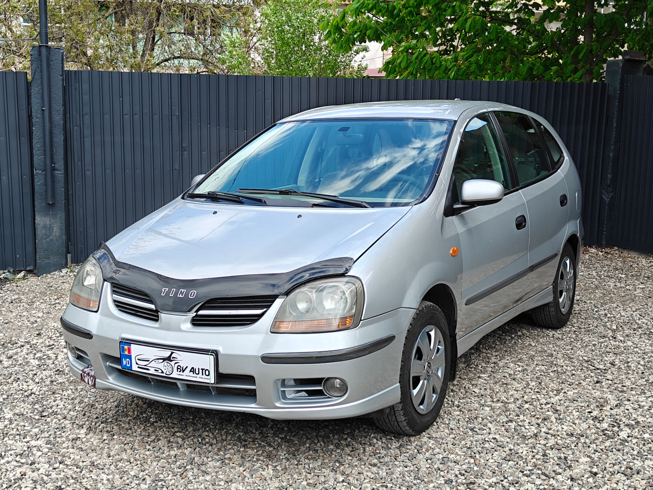 Nissan Almera Tino foto 2