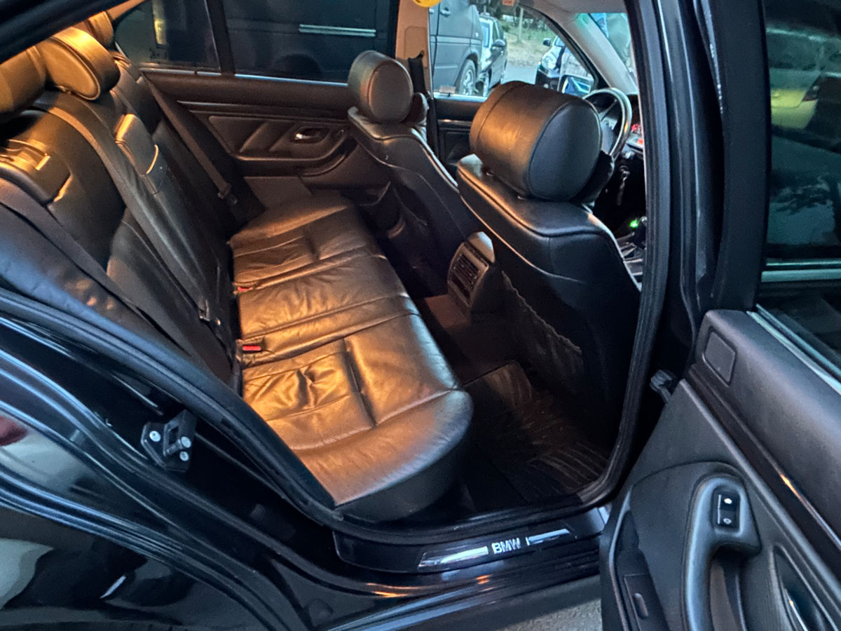 BMW 5 Series фото 7