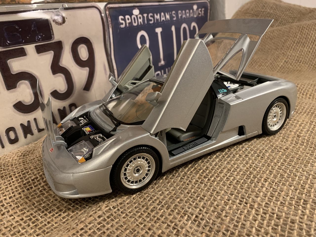 Bugatti EB 110 (1991) коллекционная модель авто 1:18