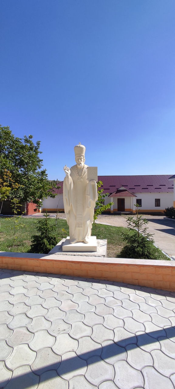 Răstigniri,sculpturi...din piatră de Cosăuţi foto 4