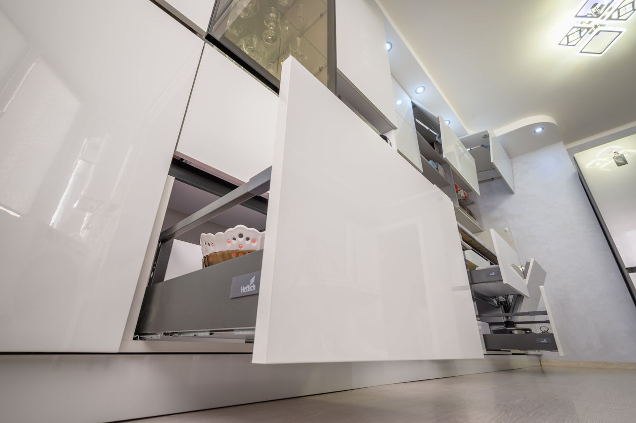 Bucătărie modernă alb lucioasă marca Rimobel foto 13