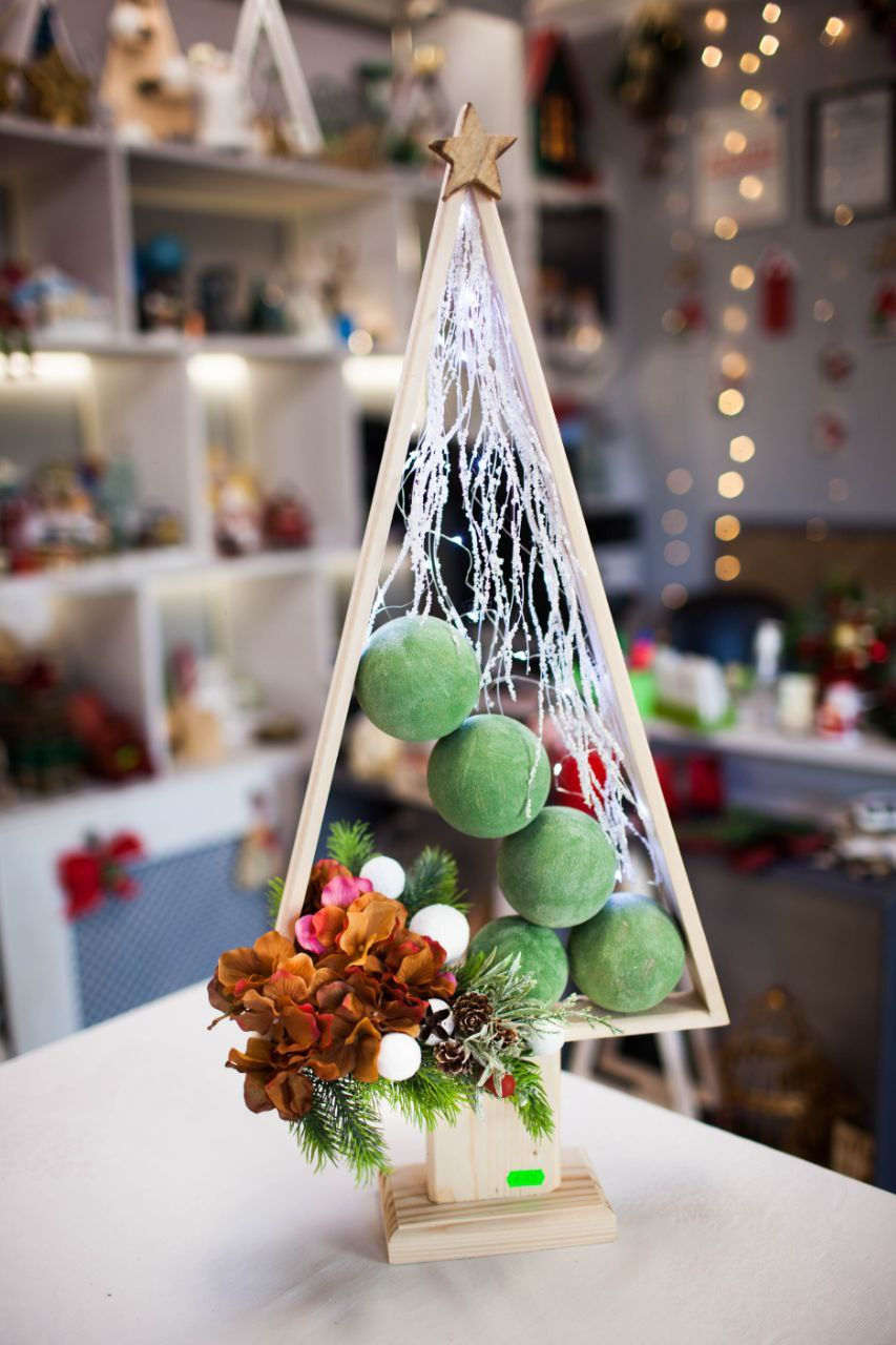 Decoratiuni de iarna,  confectionate manual, compozitii vii pentru masa de revelion. foto 8