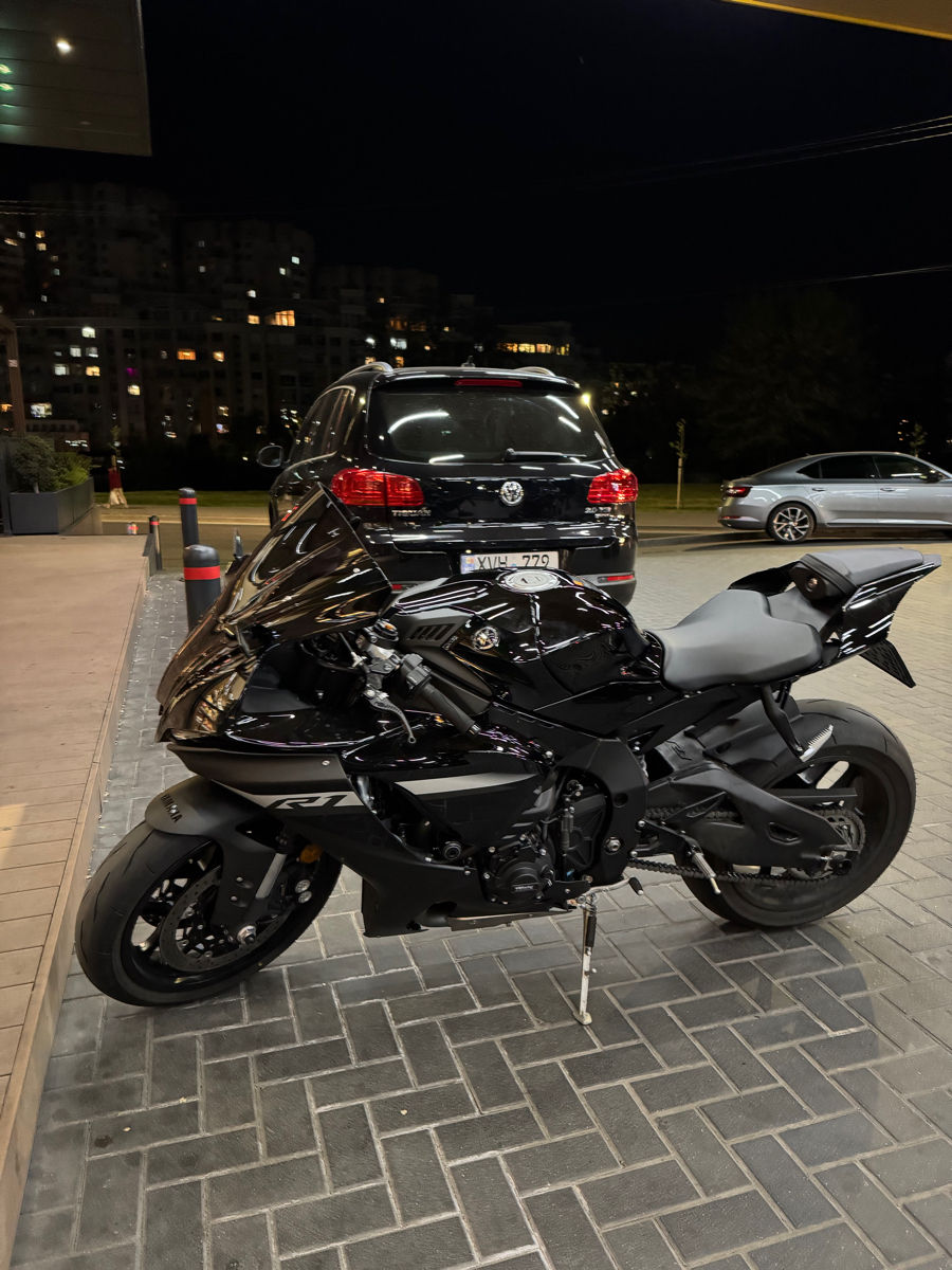 Yamaha R1 фото 1