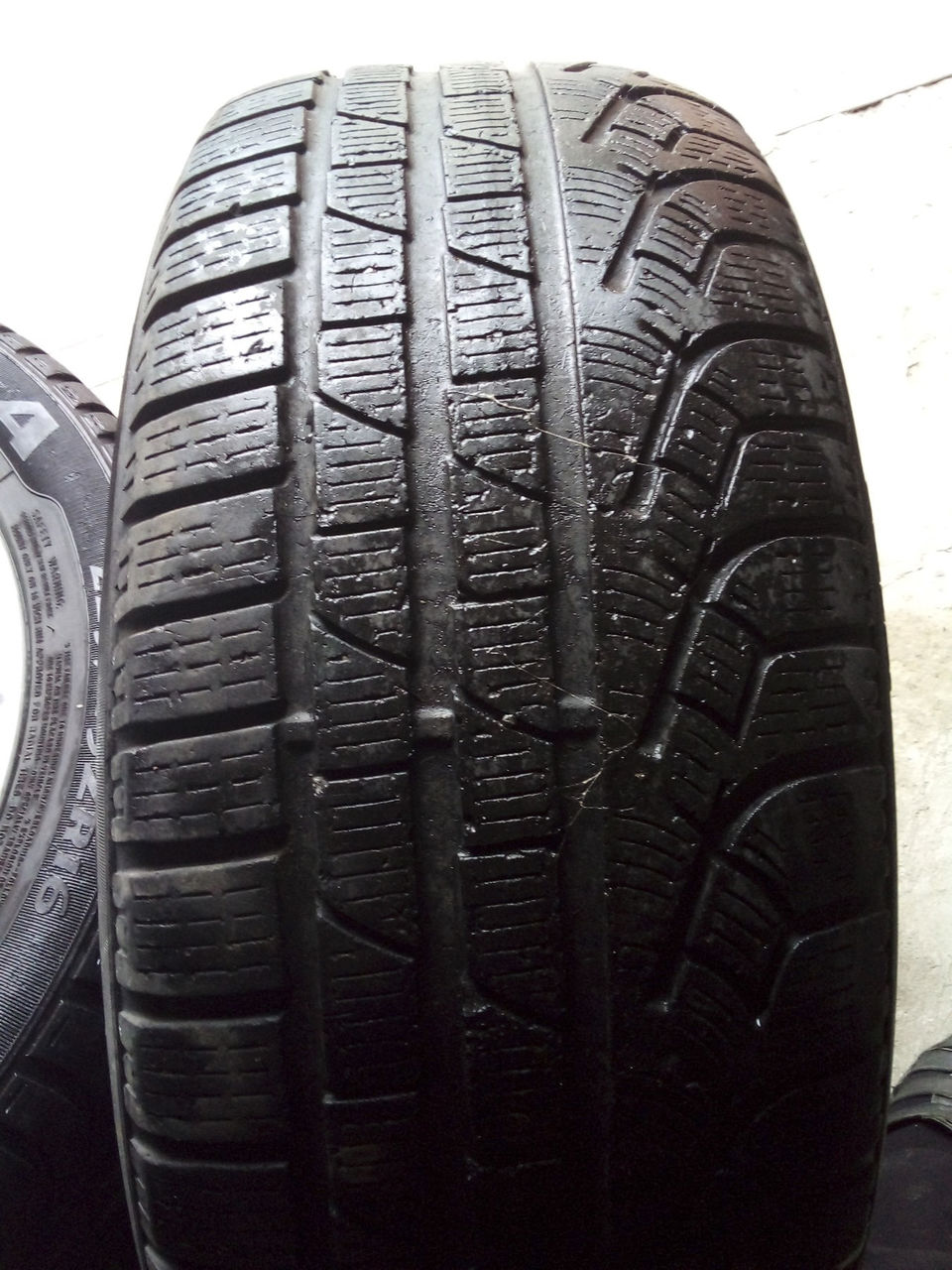 Продам 1 итальянскую зимнею шину Pirelli 215/55 R16 97H M+S Б/У за 300 лей.