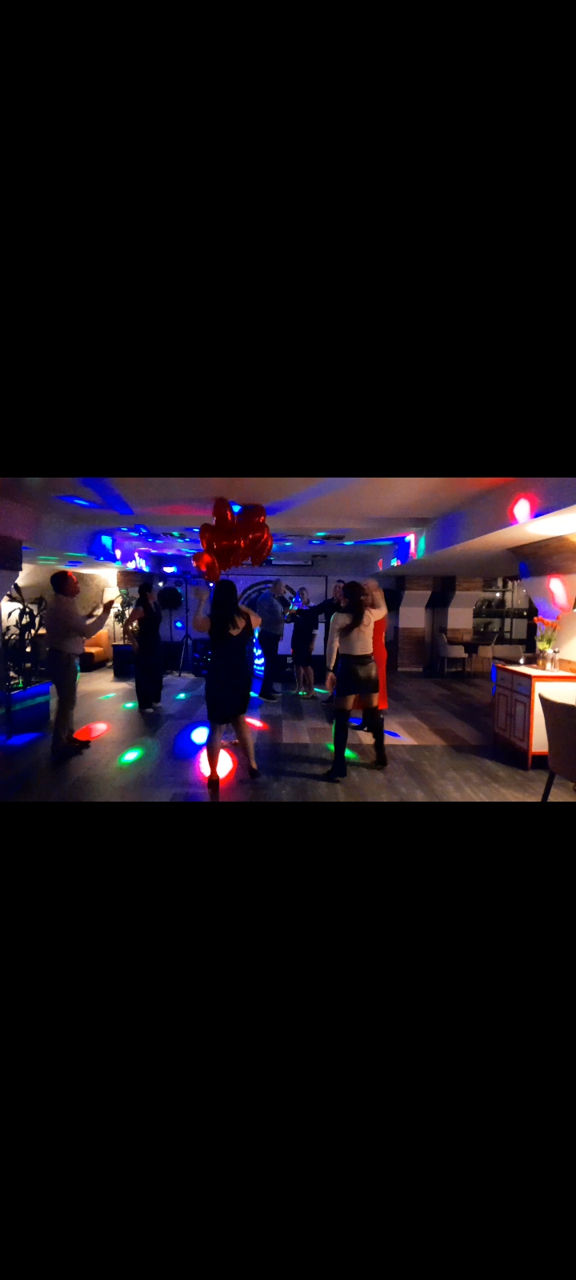Muzică DJ/Lumini- solistă -moderatoare - pentru evenimente : zile de naștere ,nunți , cumatrii e.t.c foto 9