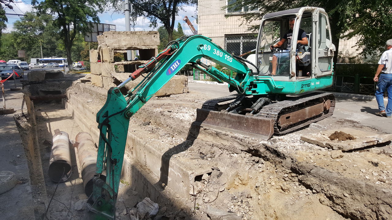 Excavator . gidromolot . miniexcavator. Excavatoare pentru demolari . Demolarea betonului foto 6