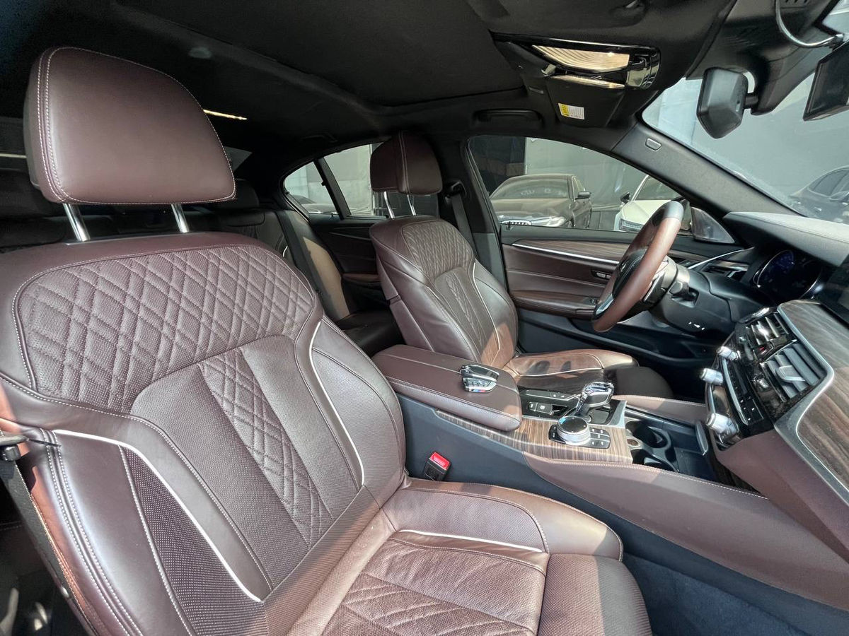 BMW 5 Series foto 8
