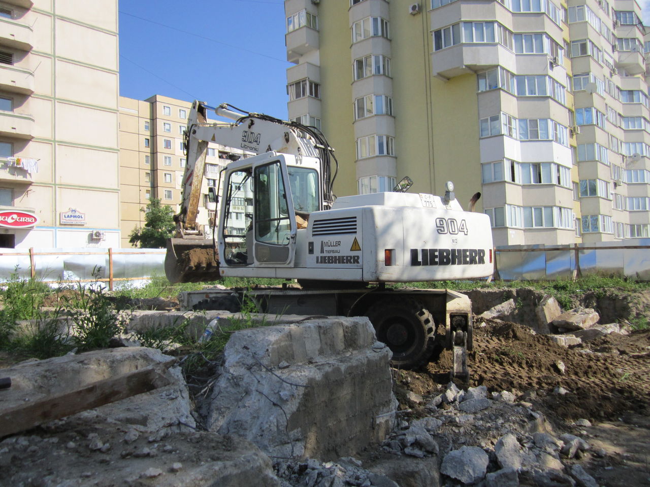 Excavator . gidromolot . miniexcavator. Excavatoare pentru demolari . Demolarea betonului foto 2