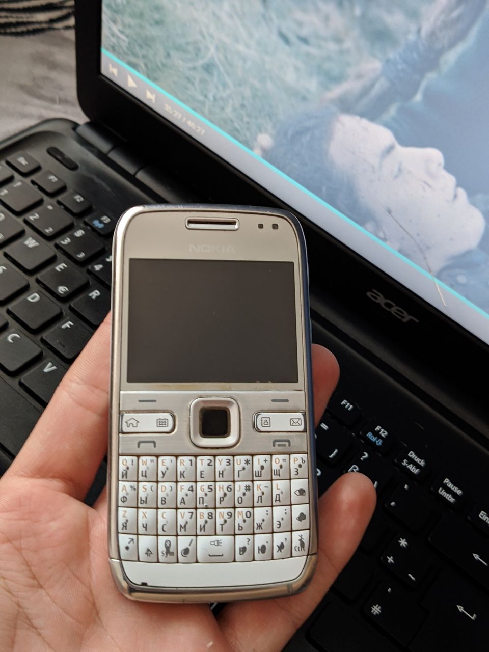 Nokia E72.