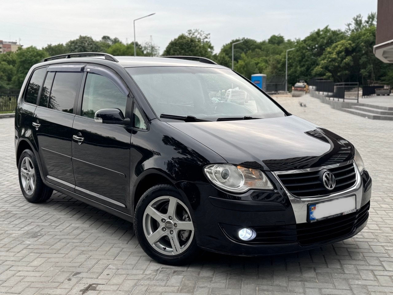 Volkswagen Touran фото 0