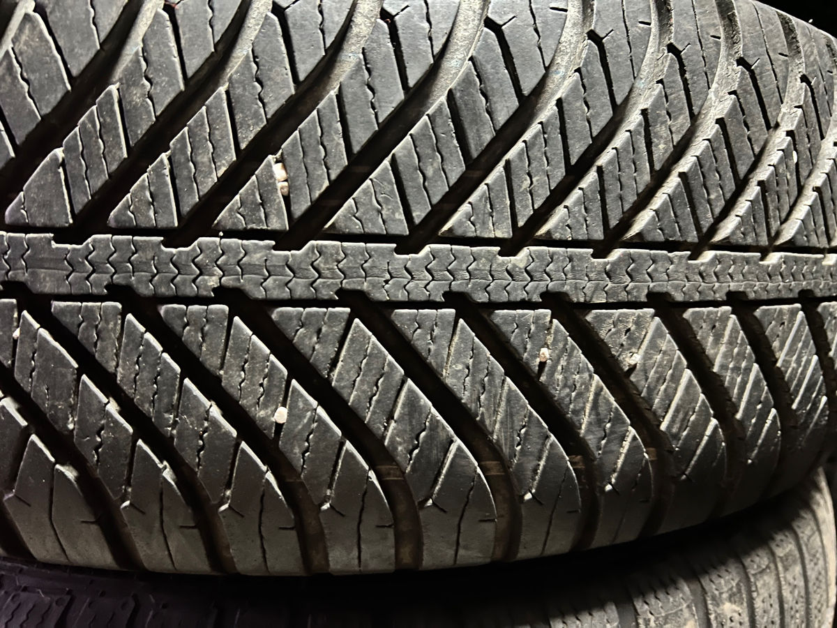 R17 215/60 GoodYear Vector 4Seasons foto 1