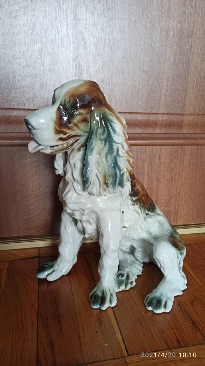 большая фарфоровая собака. румыния