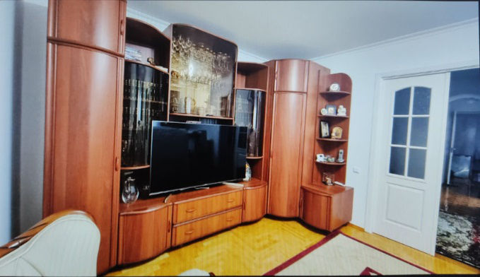 Продам угловую стенку б/у в хорошем состоянии.