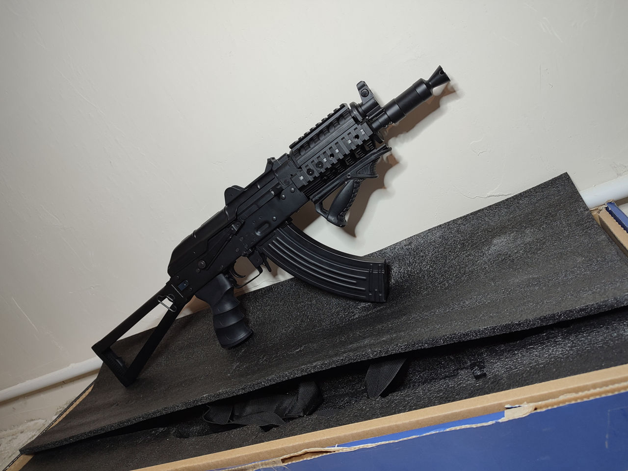 Продам страйкбольный привод АКС-74У в тактическом обвесе новый!!!