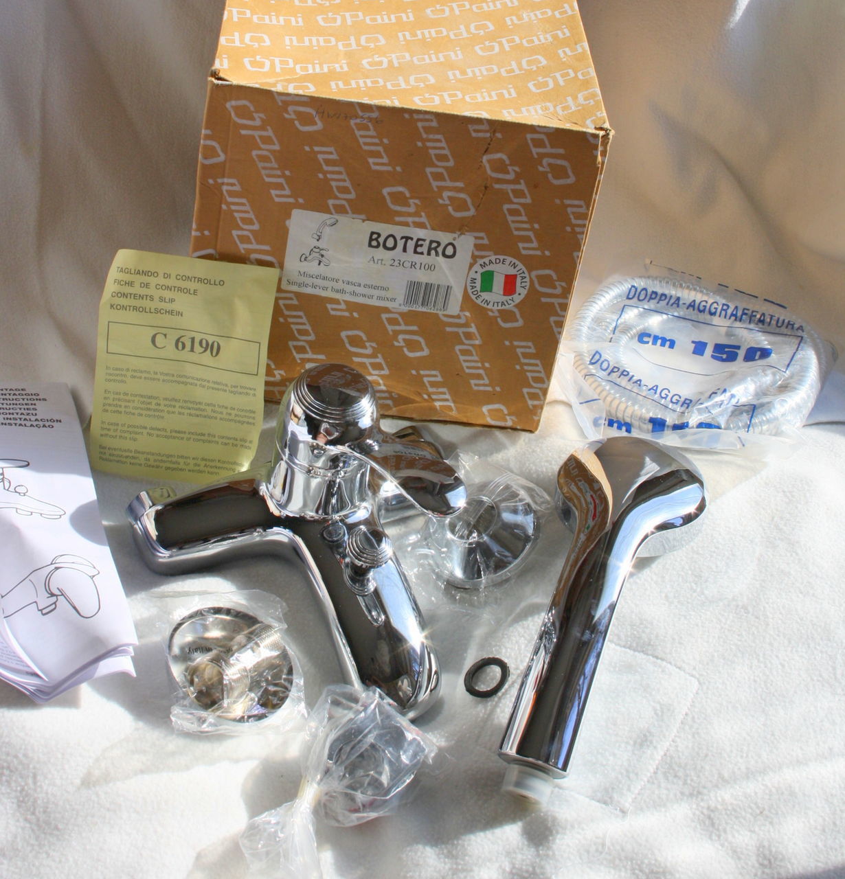 Paini Botero. Фирменный настенный итальянский смеситель с душем.