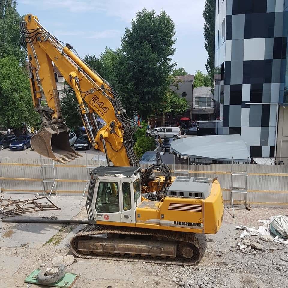 Demolari mecanizate , excavatoare pentru demolari,demontaj , demolarea betonului , gidromolot . foto 0