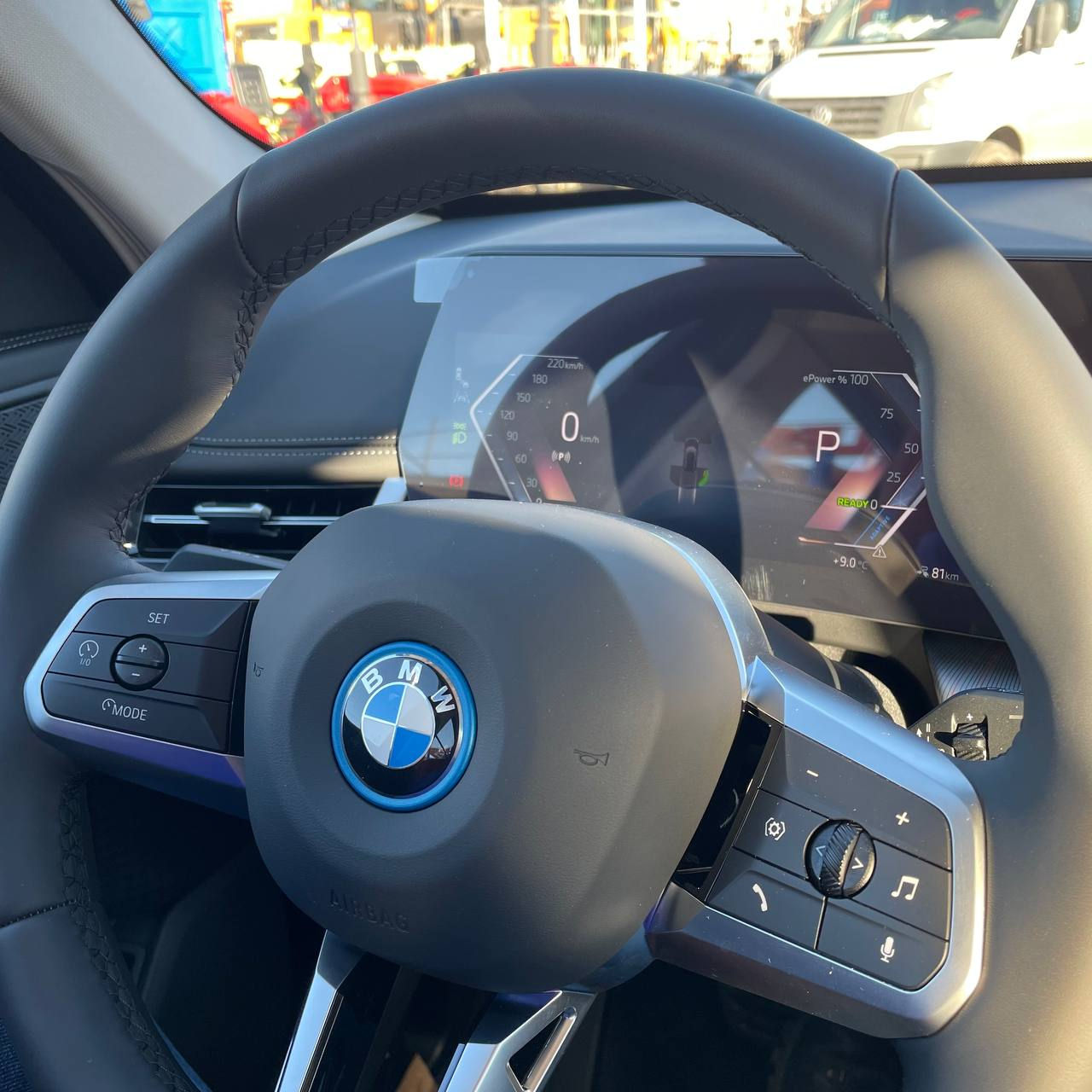 BMW iX1 фото 9