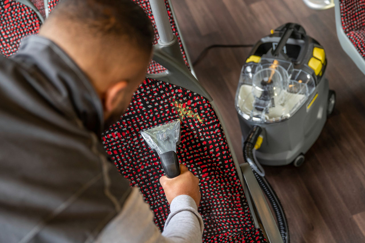 Chirie aspirator cu apă Karcher Puzzi foto 3