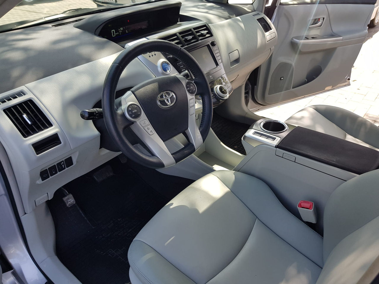 Toyota Prius v foto 7