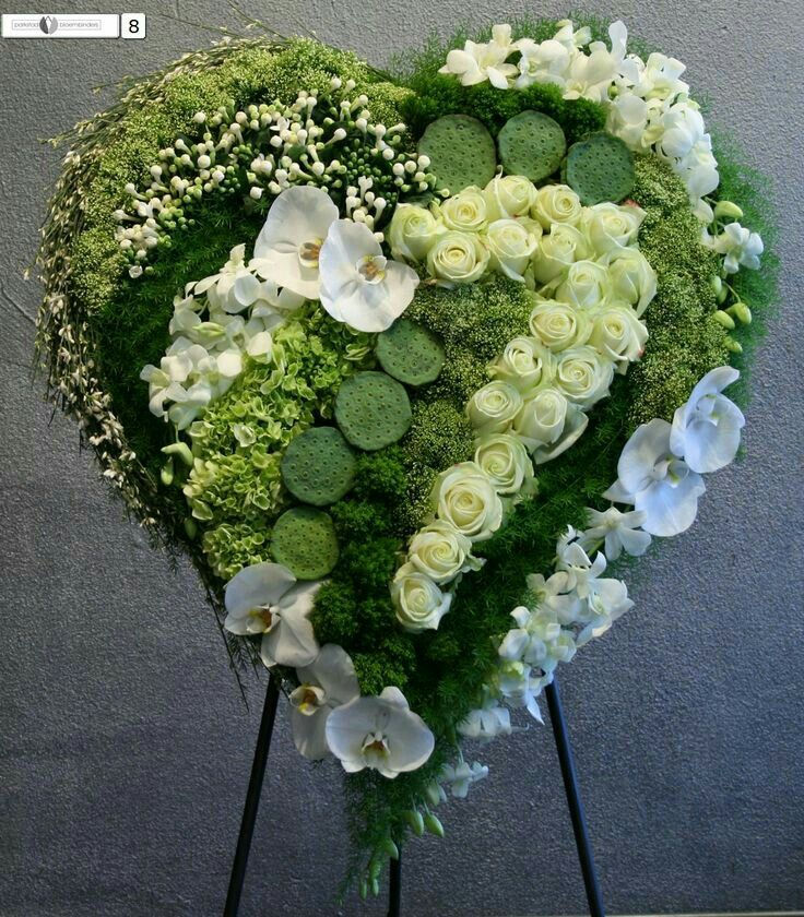 Похоронные венки, корзины, букеты из натуральных цветов foto 5