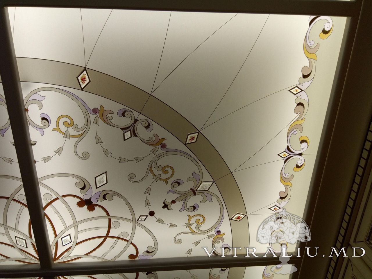 Tavane cu vitraliu şi decoraţiuni din sticlă / витражные потолки и декорации из стекла foto 1