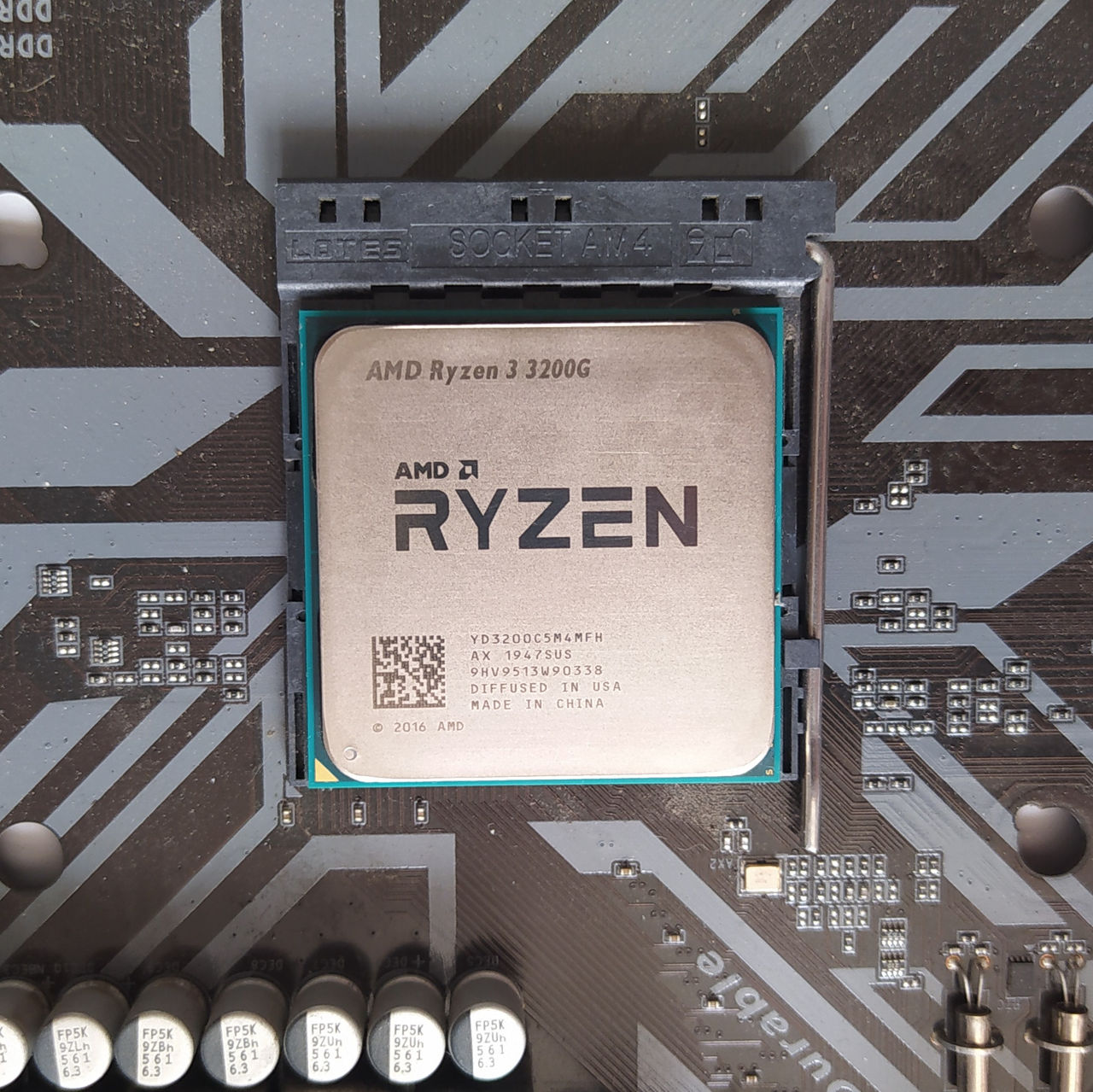 Vând AMD ryzen 3 3200g în stare bună