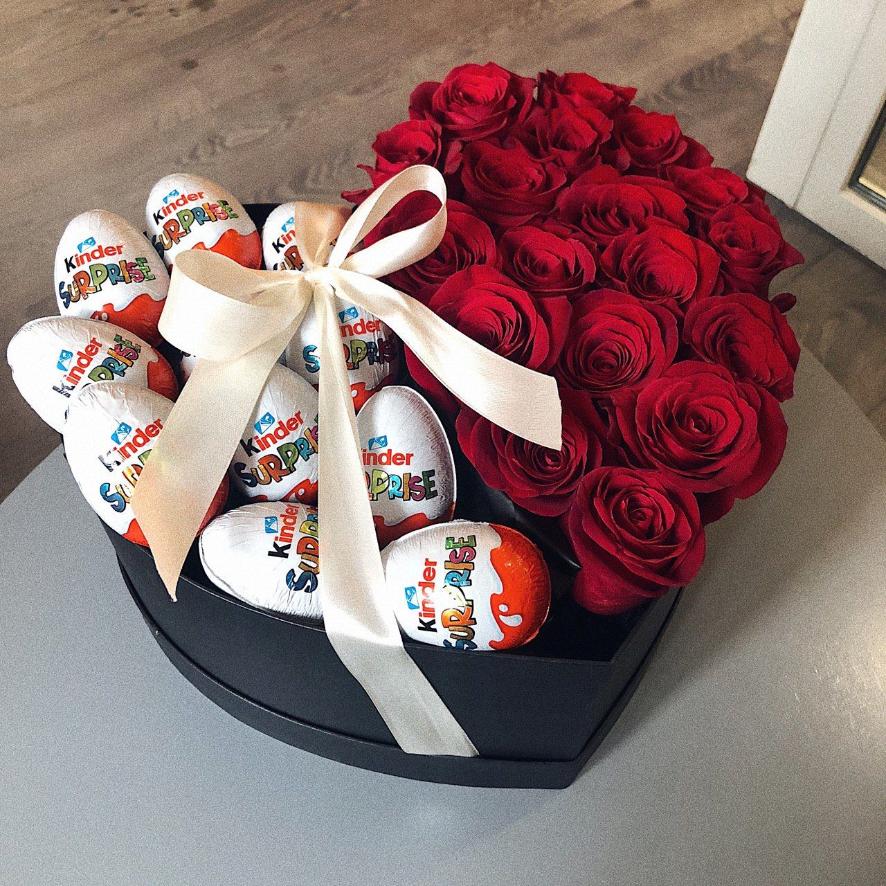 Что подарить девушке 21 год день рождения. Цветы в коробке. Подарок девушке. Подарок с цветами в коробке. Коробка с цветами и конфетами.