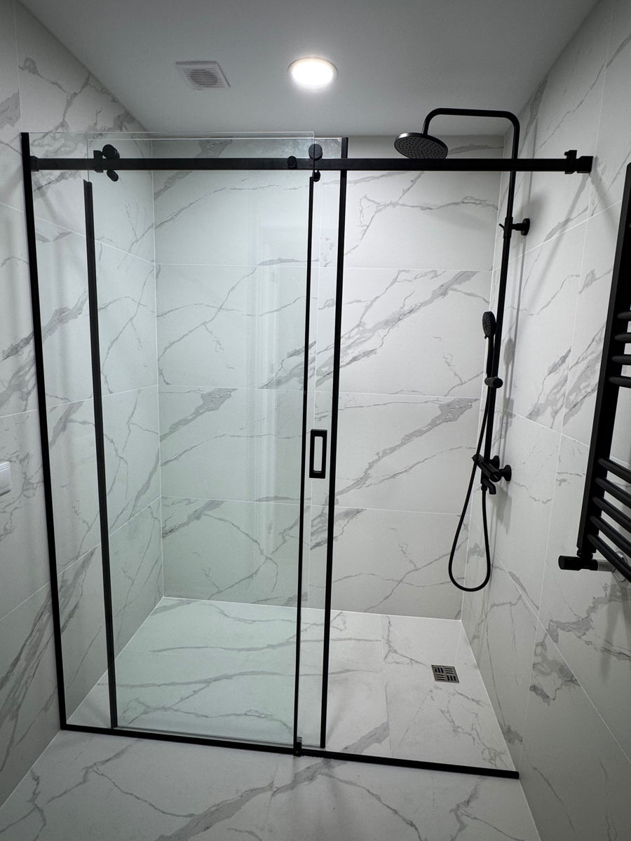 Стеклянные душевые кабины, перегородки, ограждения. фото 0