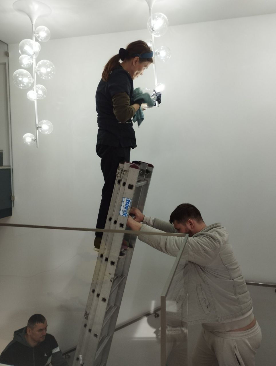 Servicii profesionale de curatenie dupa constructor/reparatie! Avem tehnica si solutii speciale! foto 12