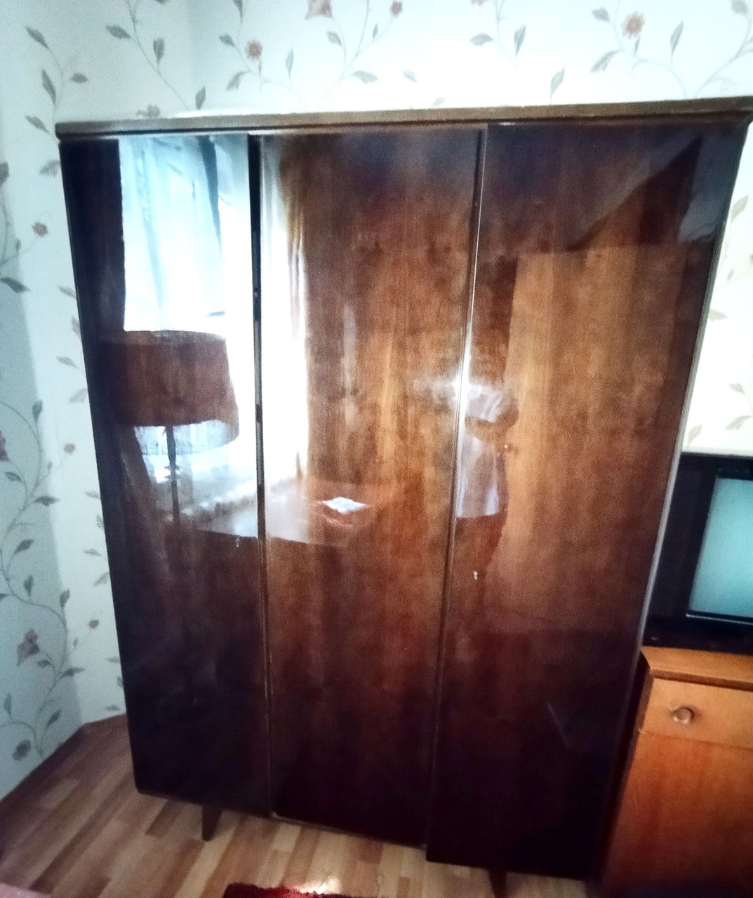 Продам книжные стеклянные шкафы, тумбу и 2 шкафа для одежды