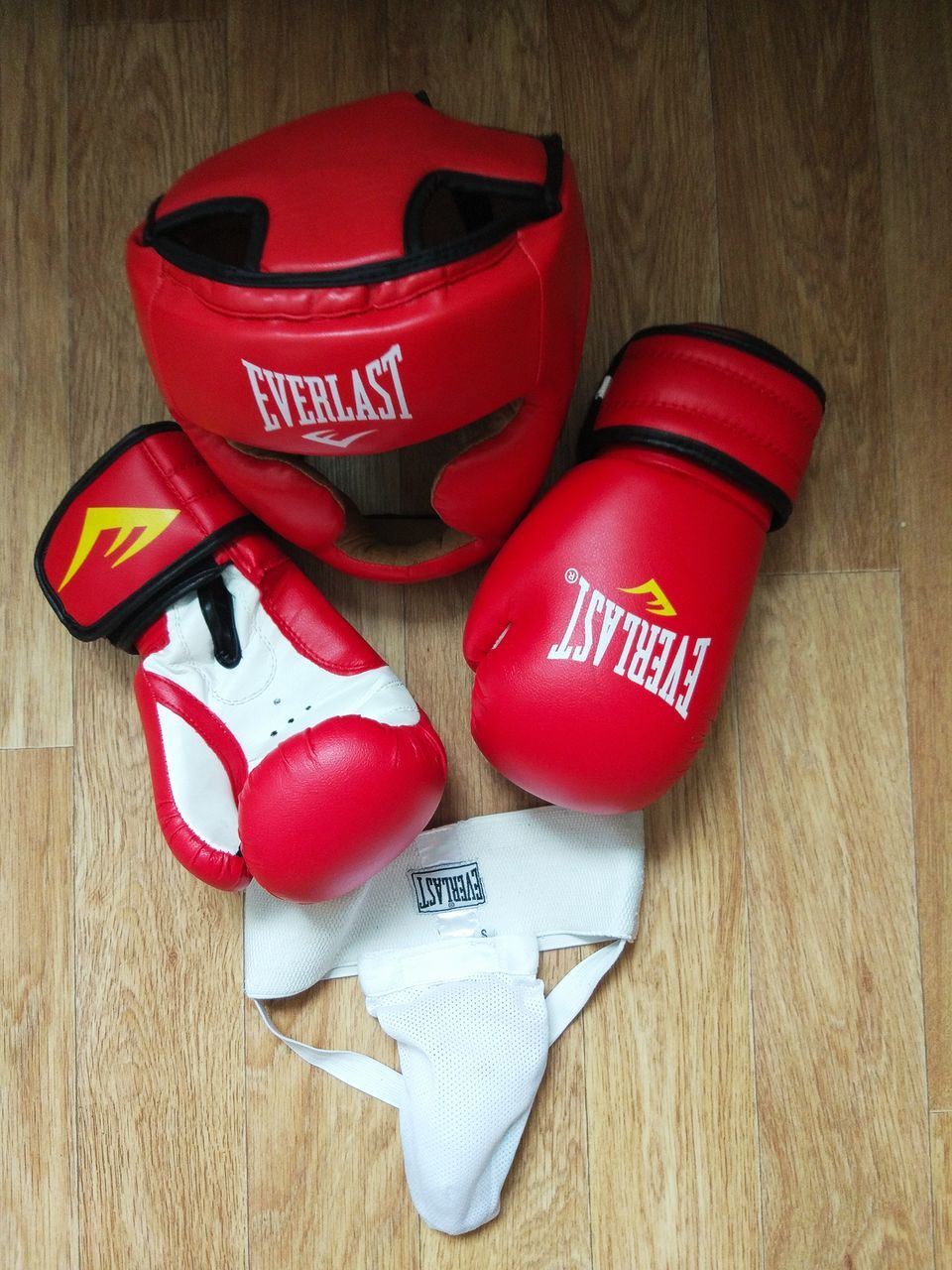 Авито кикбоксинг. Экипировка для бокса Everlast. Шлем Everlast кикбоксинг. Перчатки для кикбоксинга эверласт. Шлем для кикбоксинга ever.