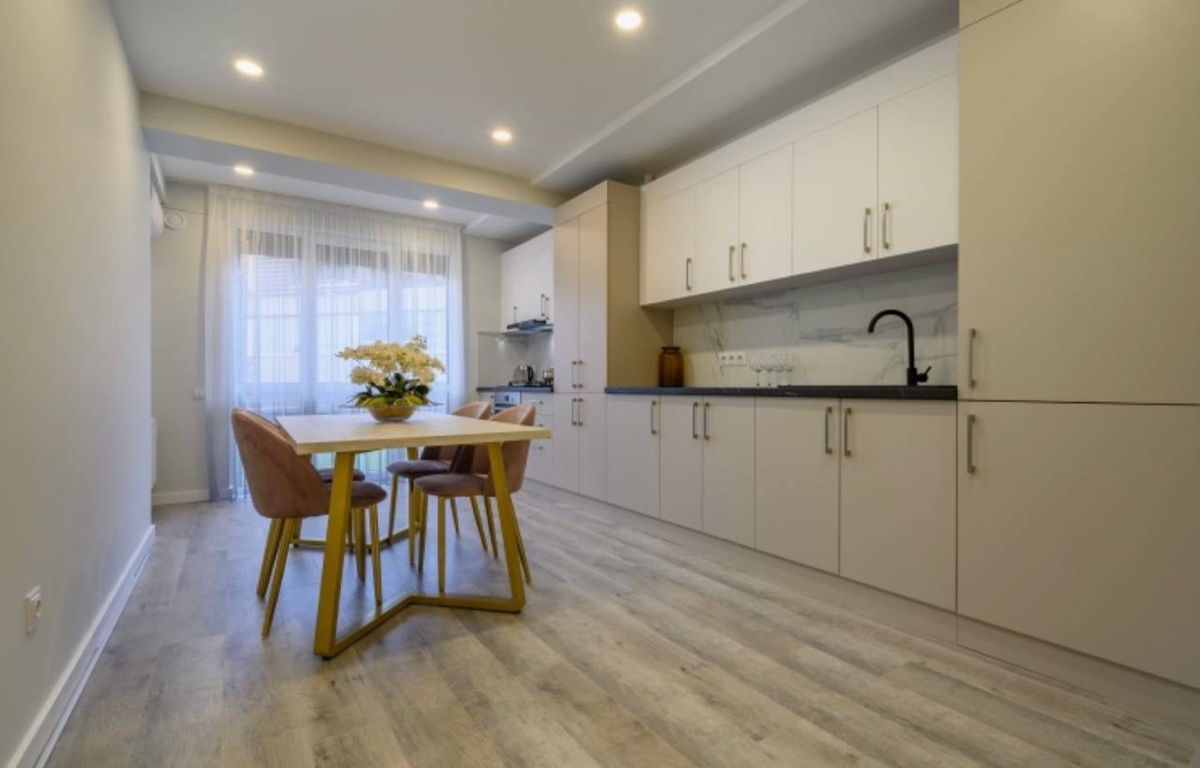 Apartament cu 2 camere, 80 m², Botanica, Chișinău foto 1
