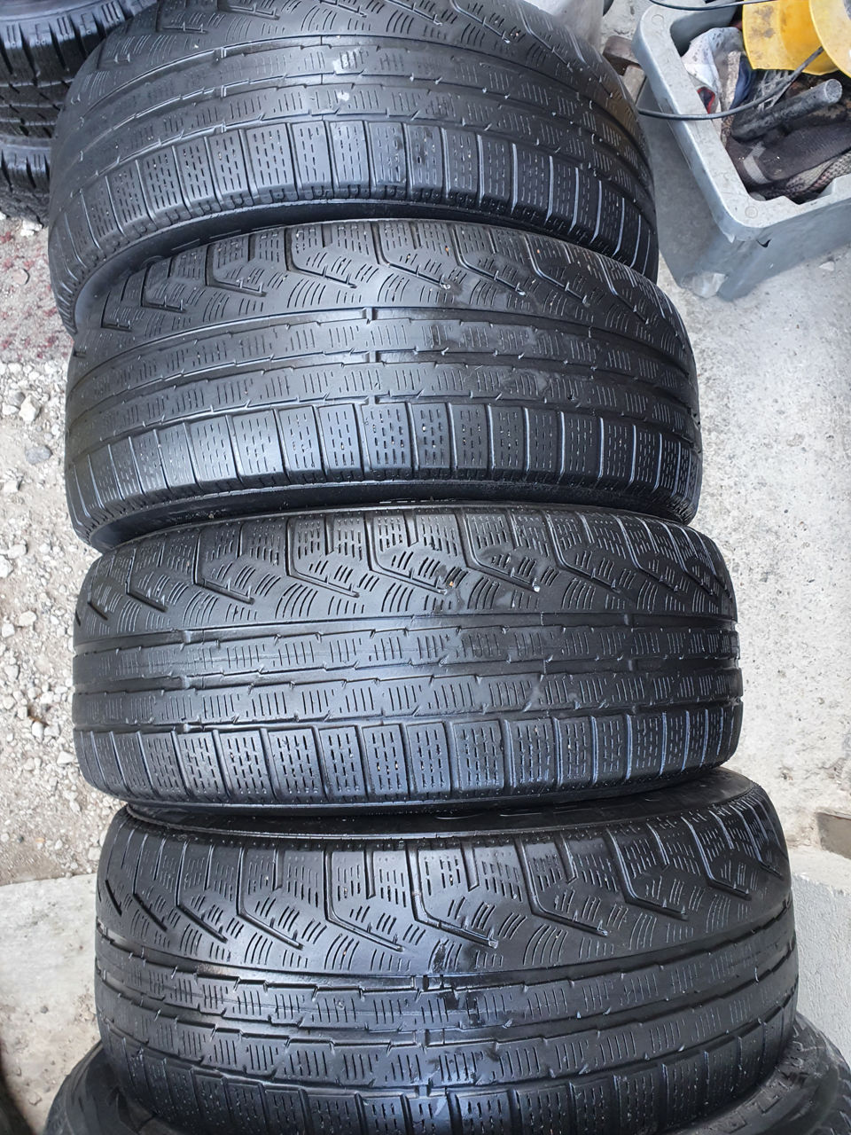225/60/ R16- Pirelli.