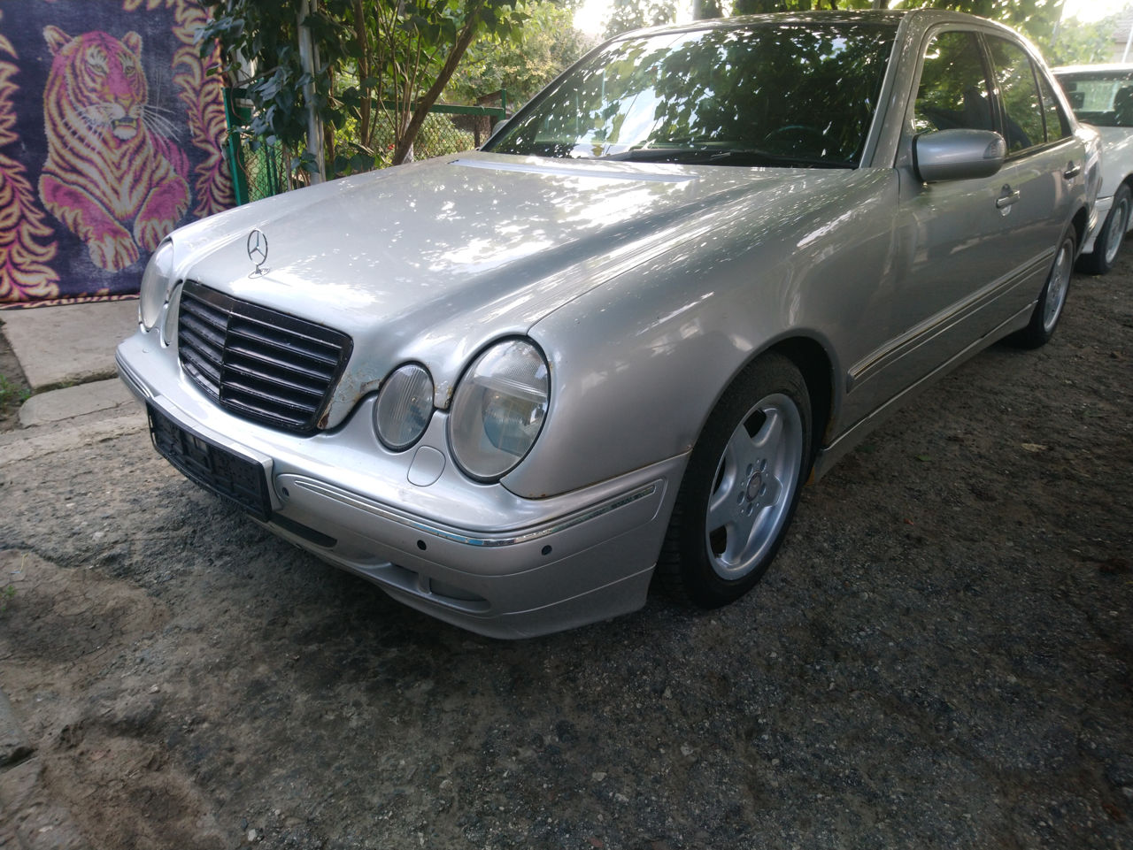 Мерс е 210
