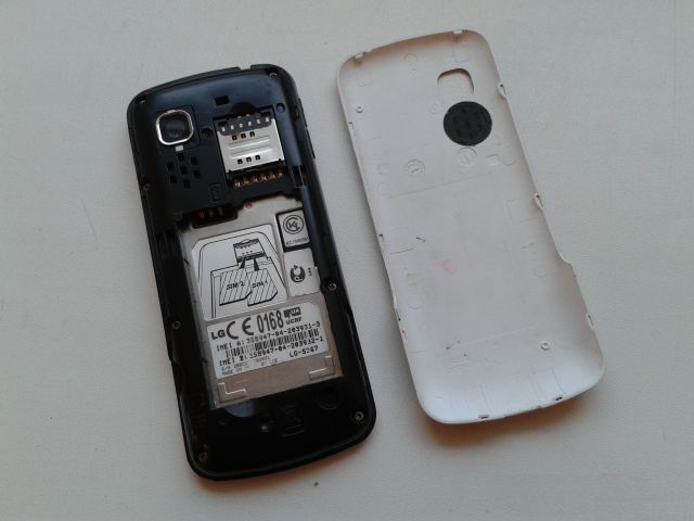 Кнопочный телефон LG 2-Sim с зарядкой foto 5