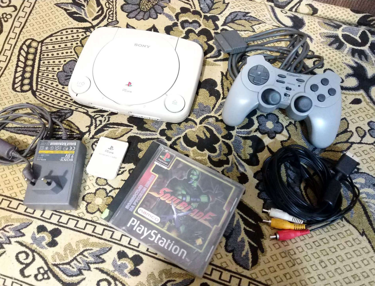 PlayStation One (чипованый) полный комплект