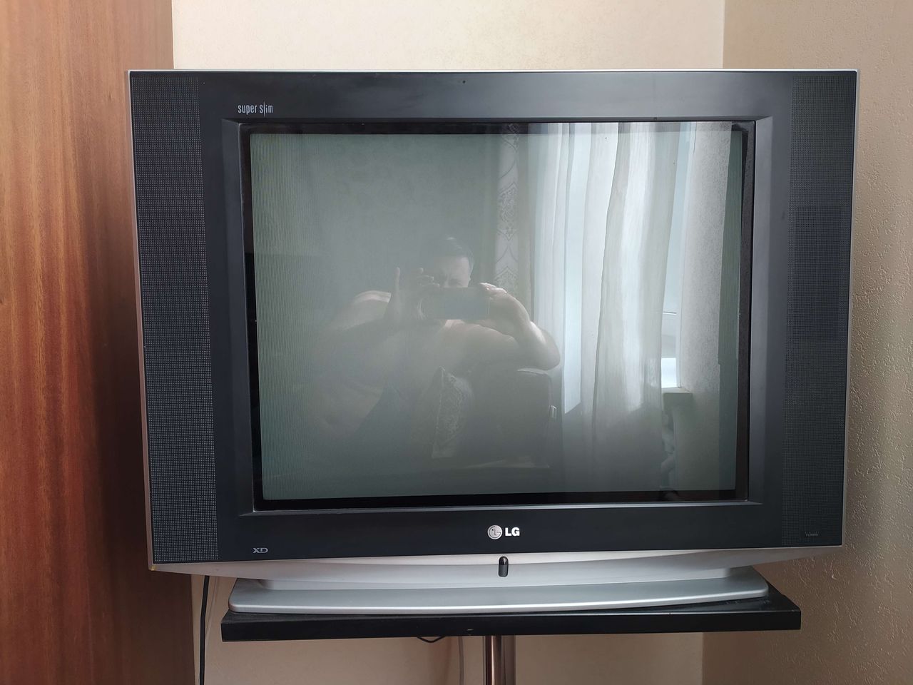 Телевизор LG - плоский экран - 74 см