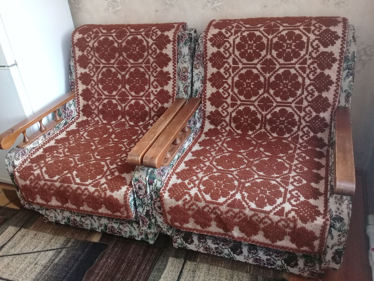 Новый комплект накидок для мебели + золотисто-бежевая круглая скатерть.
