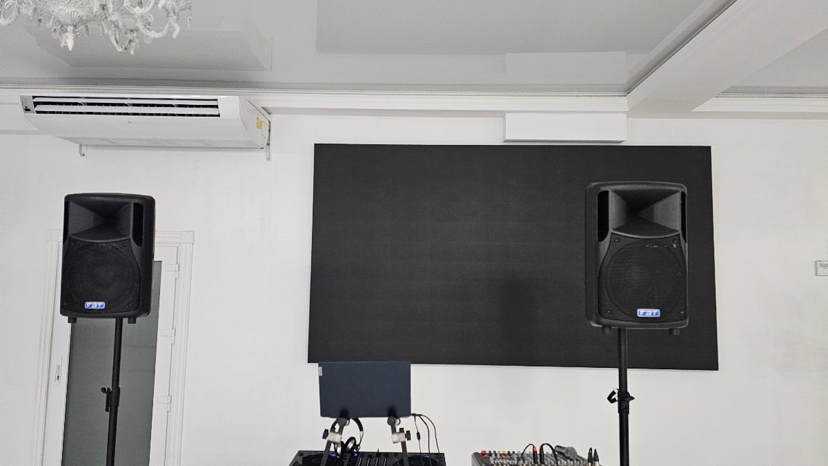 Vind 2 boxe  FBT Himaxx 40A+stative+huse și cabluri, 1400 euro foto 2