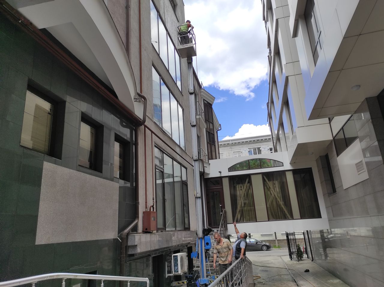 Spălam fatadele cladirilor, ferestre, litere in volum, la orice inaltime! foto 17