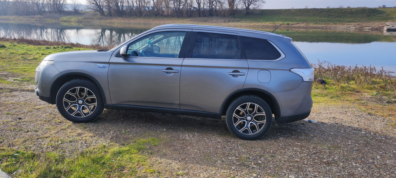Mitsubishi Outlander Plagin Ghibrid 2.0 foto 1
