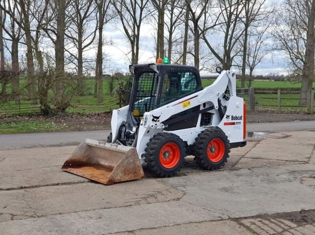 Bobcat excavator basculante gama de intrumente foto 6