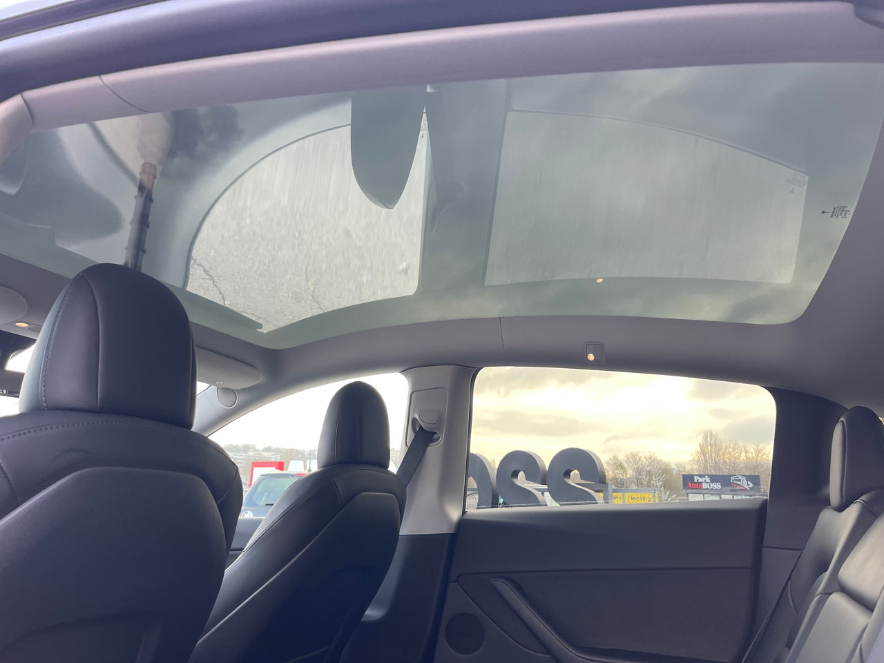 Tesla Model Y foto 11