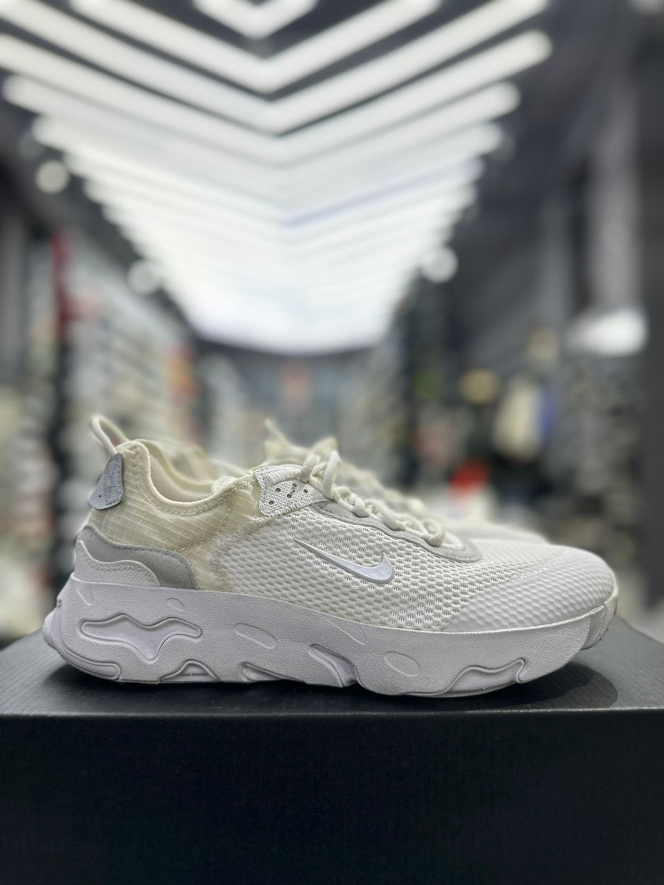 Adidasi Nike React Live  foto 0