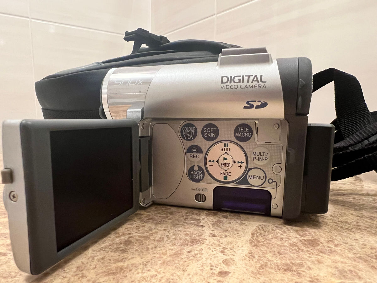 Видеокамера мини Panasonic NV-GS55