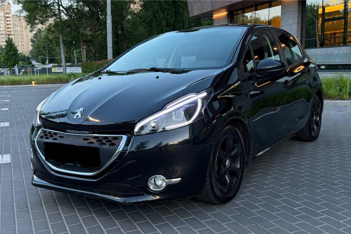 Peugeot 208 фото 0