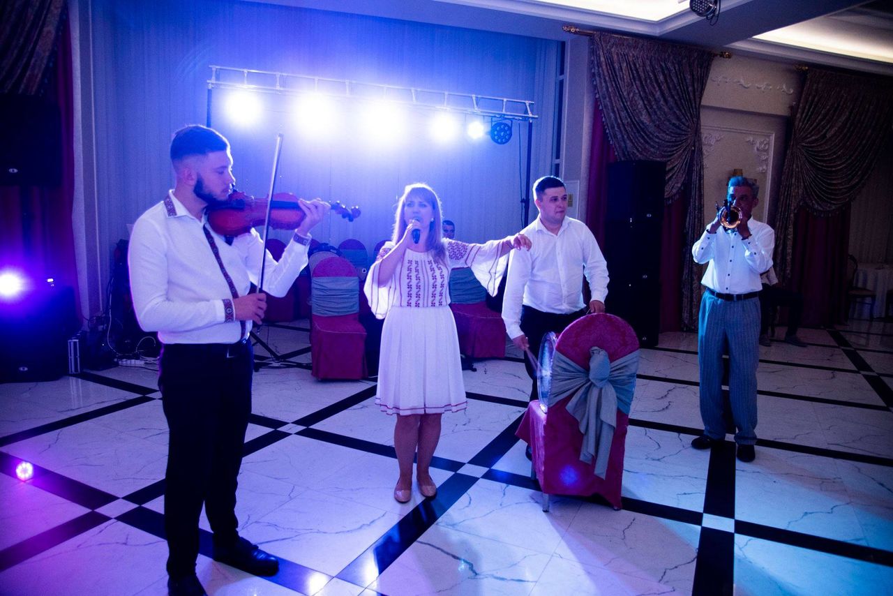 Formatie / moderator / vocalistă / fum / lumini / fotograf foto 2