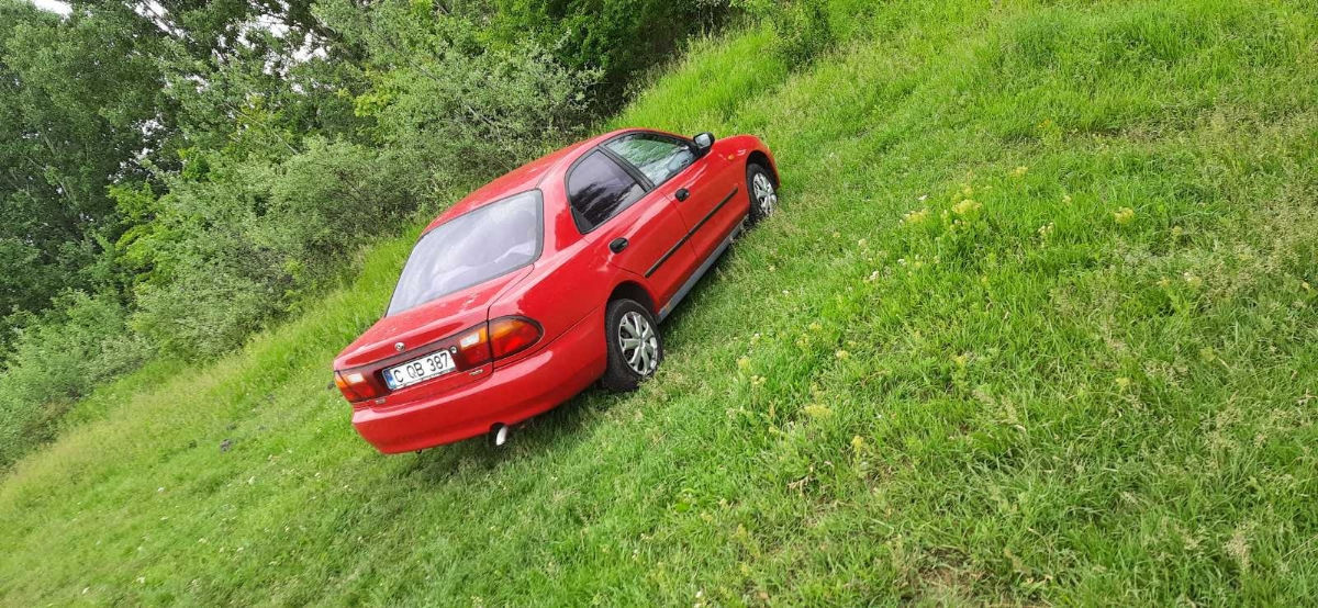 Mazda 323 foto 2