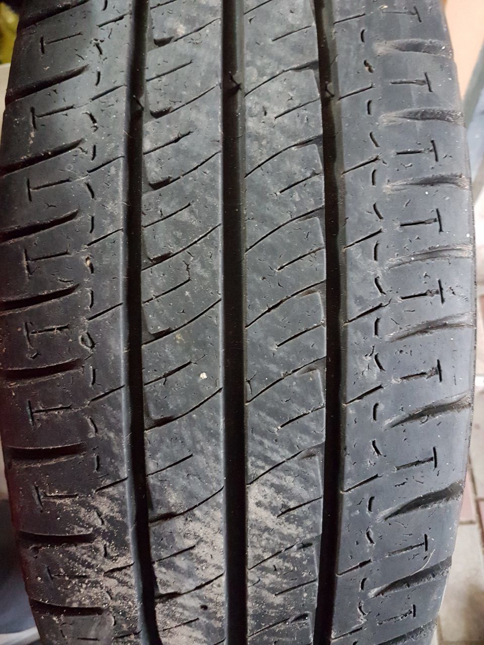 Куплю 1-шину michelin agilis 215-65-16c (рис-1) и 1-шину hankook radial ...